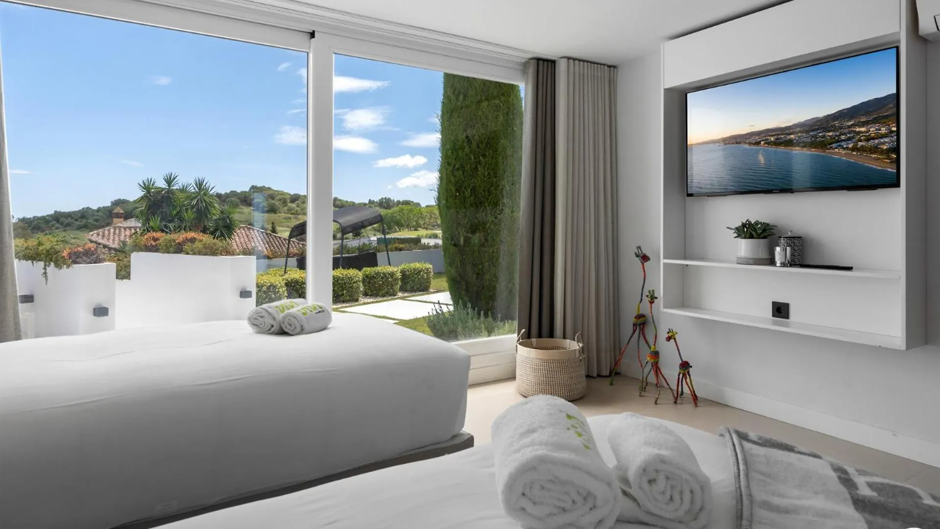 Villa Vivi Homes -Villa Carat Pool, Cinema, Golf & Terrace Estepona Spain