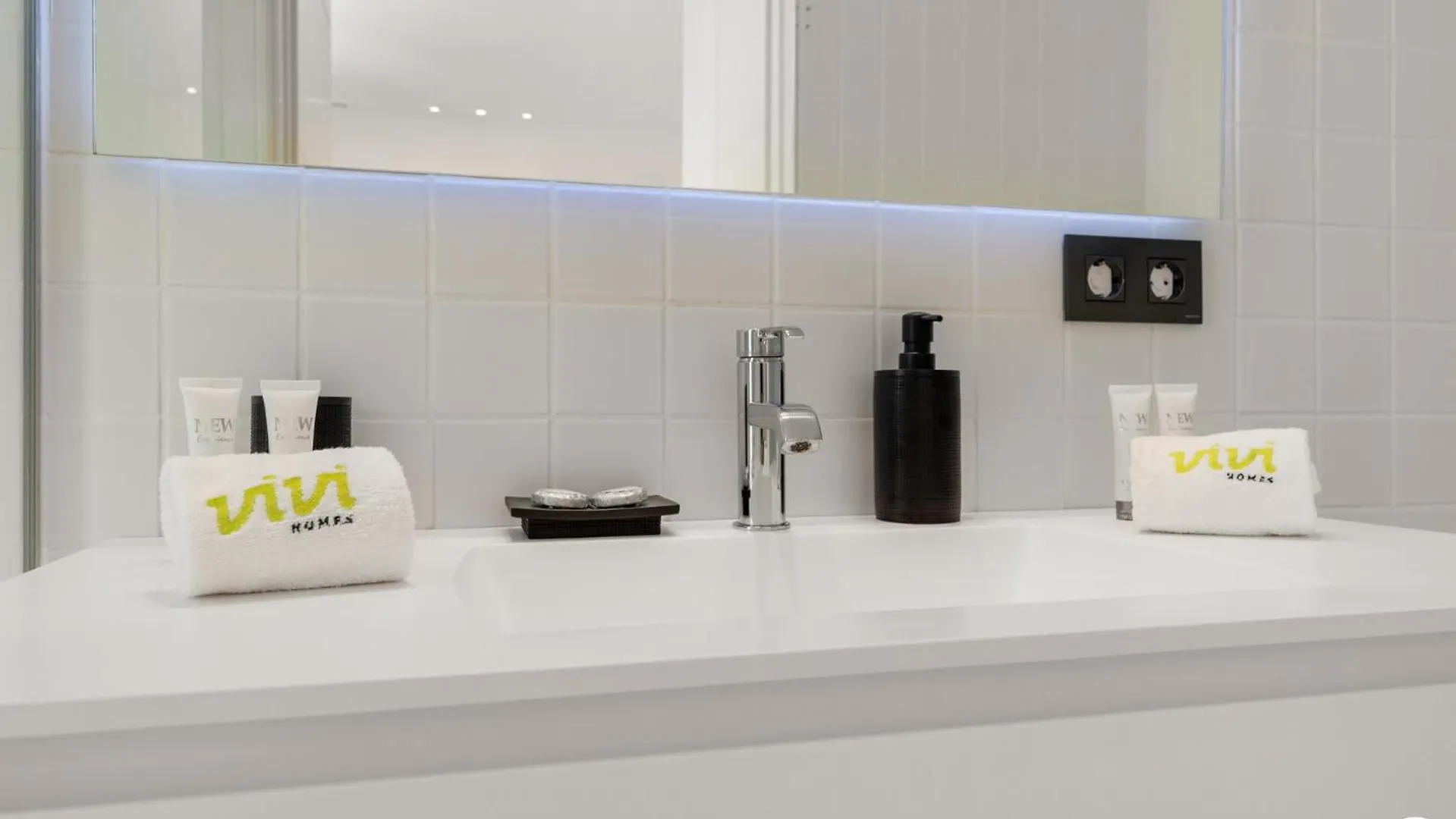 Vivi Homes -Villa Carat Pool, Cinema, Golf & Terrace Estepona Spain