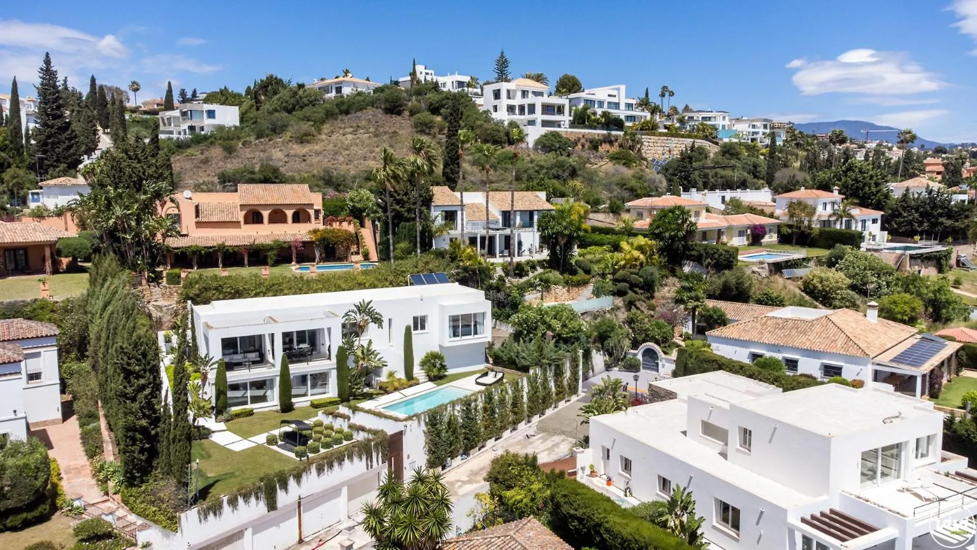 Vivi Homes -Villa Carat Pool, Cinema, Golf & Terrace Estepona Villa