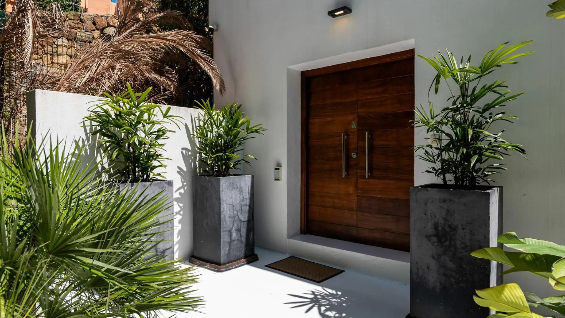 Vivi Homes -Villa Carat Pool, Cinema, Golf & Terrace Estepona Villa