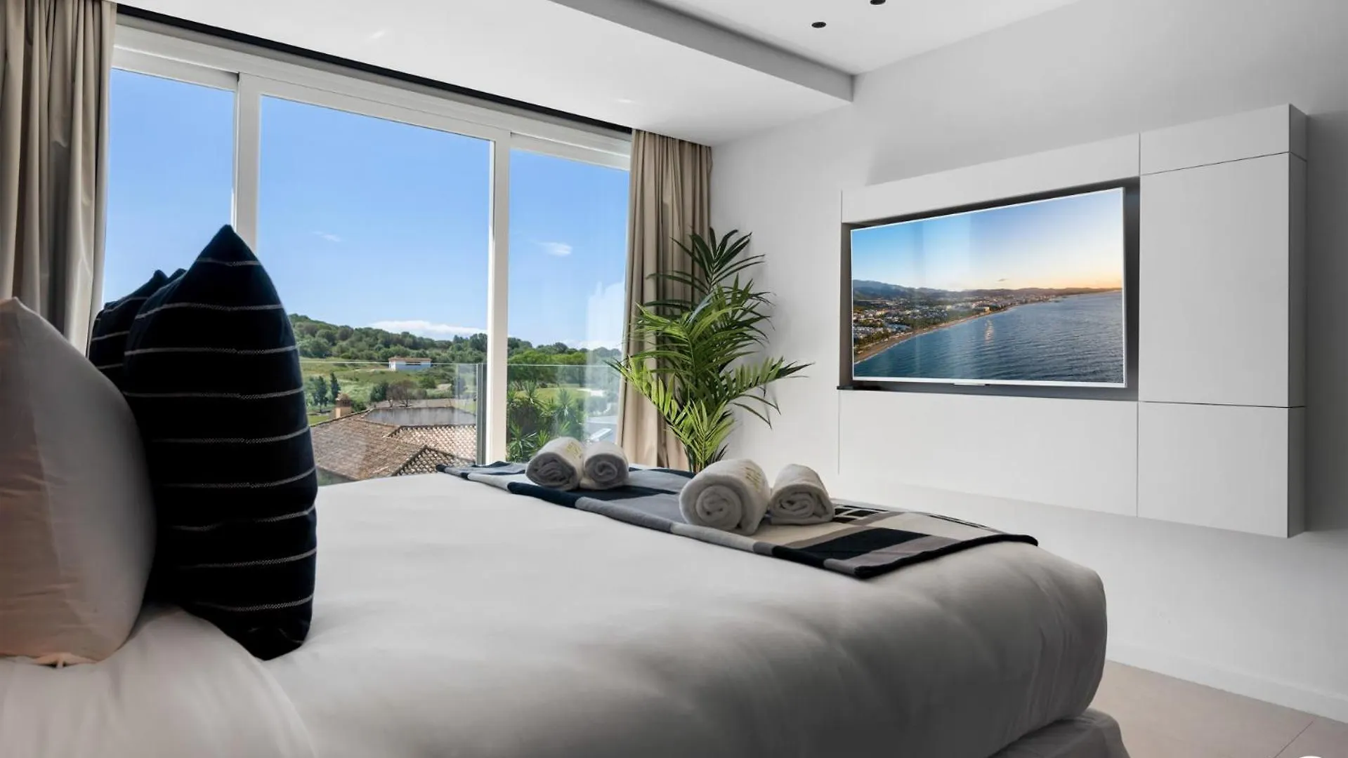 Vivi Homes -Villa Carat Pool, Cinema, Golf & Terrace Estepona