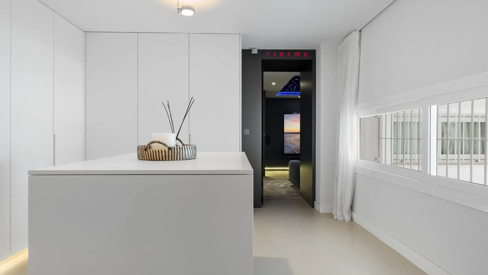 Vivi Homes -Villa Carat Pool, Cinema, Golf & Terrace Estepona Spain