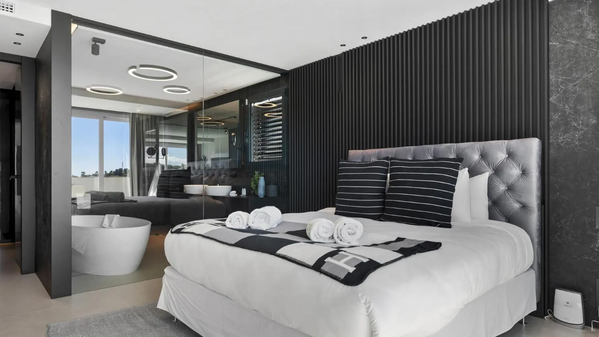 Vivi Homes -Villa Carat Pool, Cinema, Golf & Terrace Estepona Spain