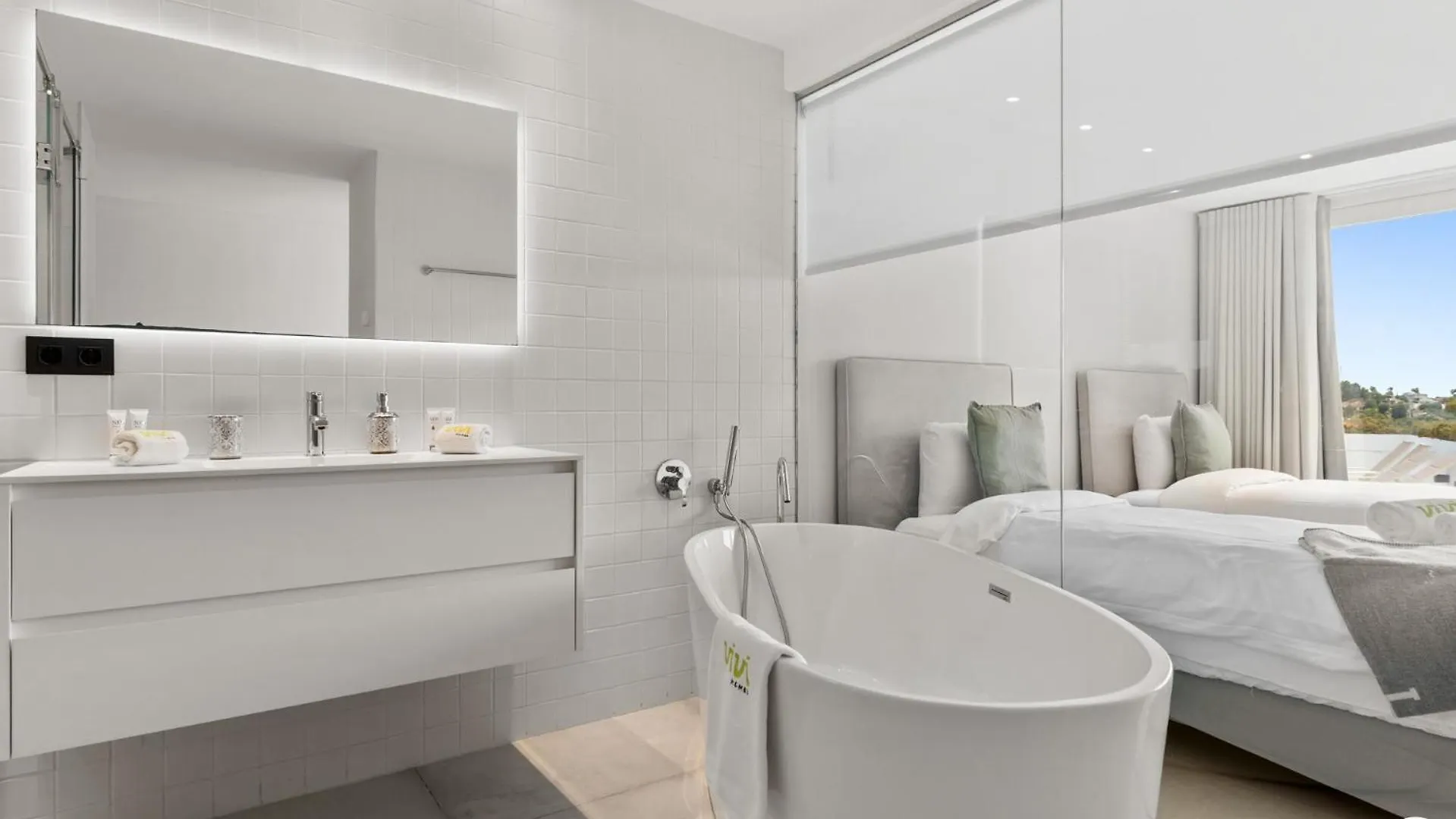 Vivi Homes -Villa Carat Pool, Cinema, Golf & Terrace Estepona Villa