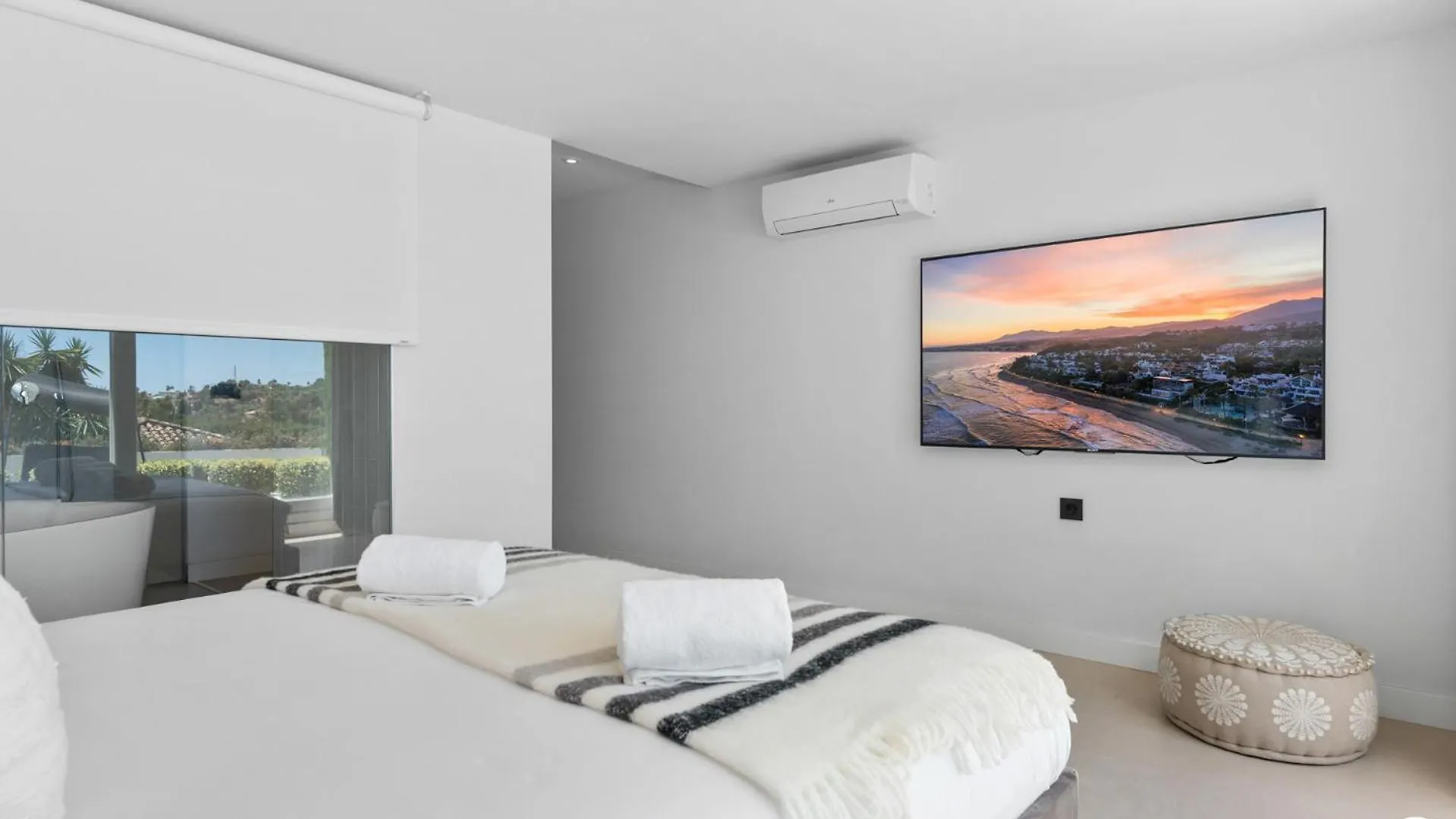 Vivi Homes -Villa Carat Pool, Cinema, Golf & Terrace Estepona
