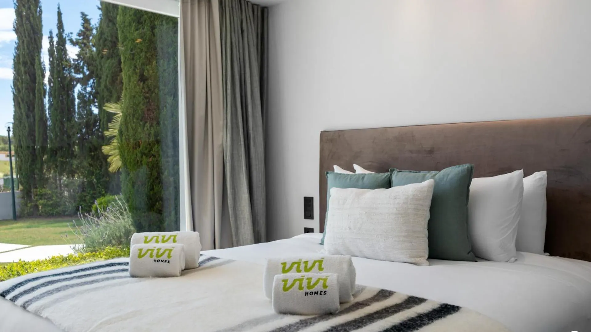 Vivi Homes -Villa Carat Pool, Cinema, Golf & Terrace Estepona Villa