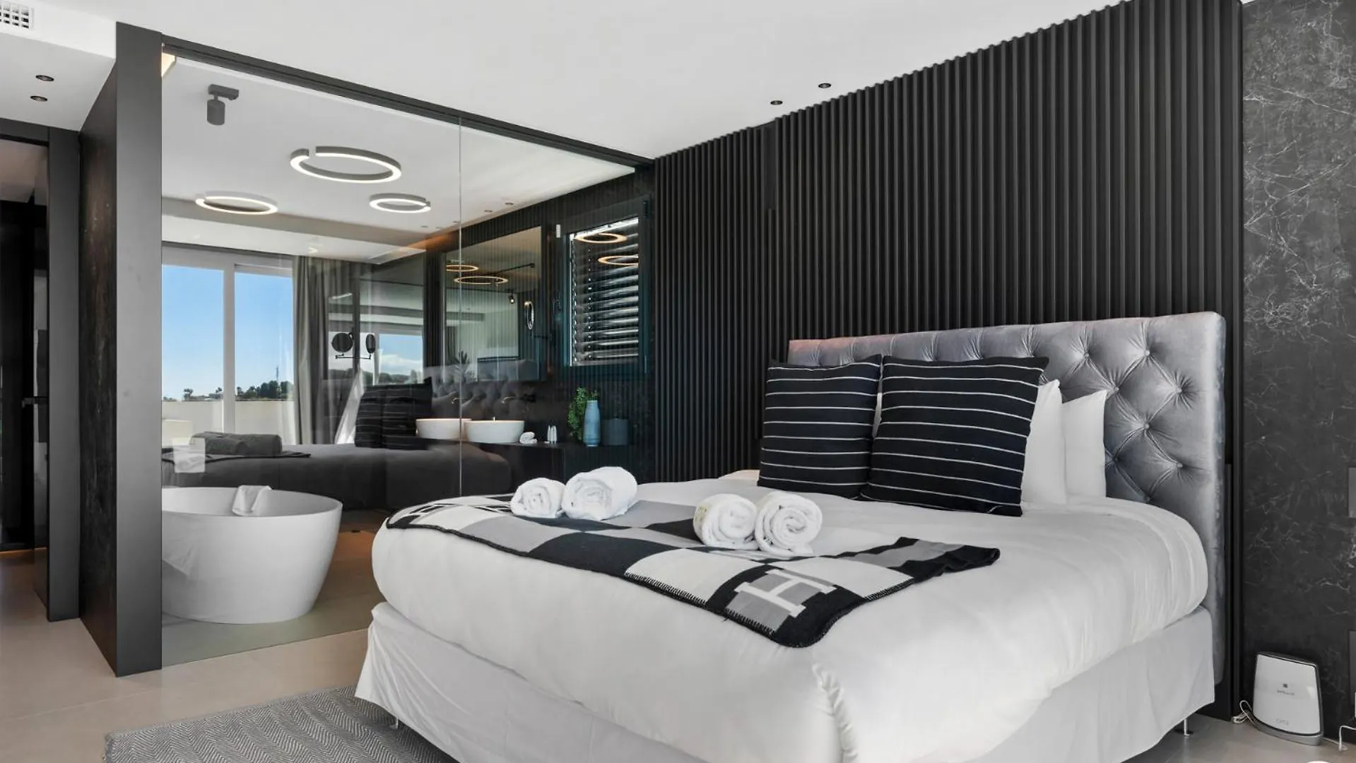 Vivi Homes -Villa Carat Pool, Cinema, Golf & Terrace Estepona 0*,  Spanyolország